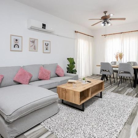 Beautiful Apartment In Harbour Paphos, Central & Close To Beach Bagian luar foto