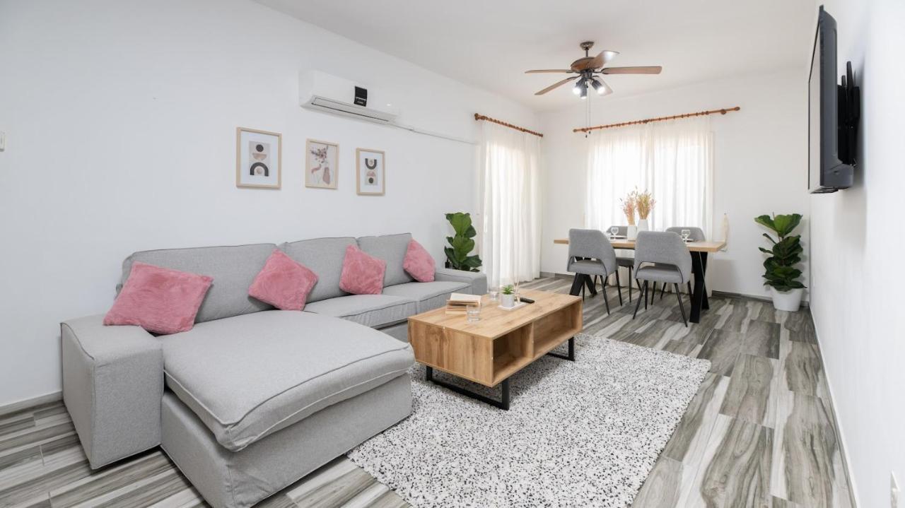 Beautiful Apartment In Harbour Paphos, Central & Close To Beach Bagian luar foto