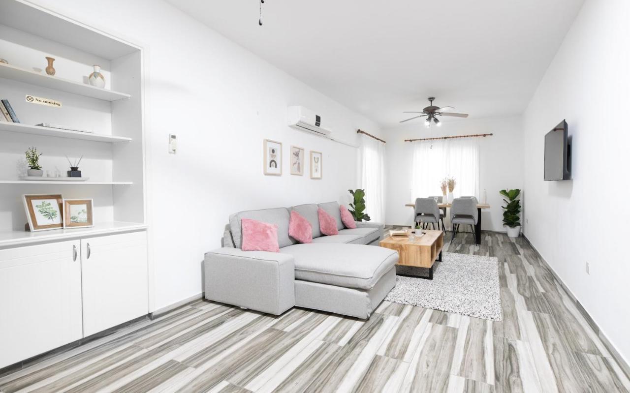 Beautiful Apartment In Harbour Paphos, Central & Close To Beach Bagian luar foto